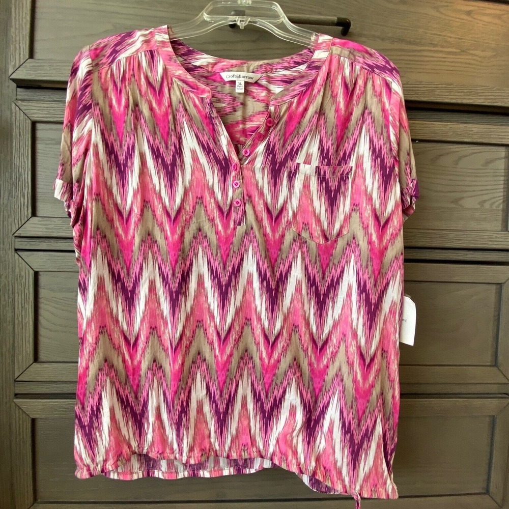 NWT Croft & Barrow Short Sleeve Blouse Size XL Geometric Bright Pink and‎ White